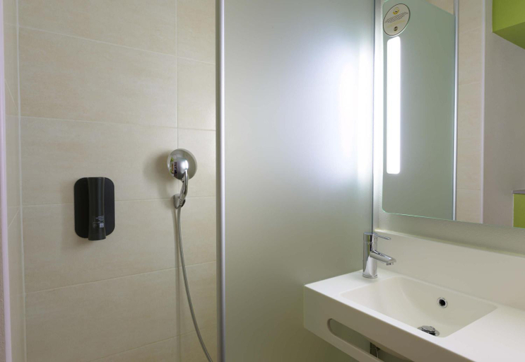 Bathroom, B&B HOTEL Marne-la-Vallée Torcy Gare 3 étoiles, Seine-et-Marne