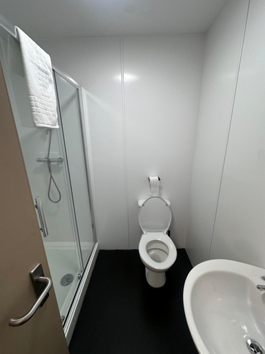 Bathroom 3, The Cotteridge Inn, Birmingham