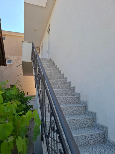 5, Apartment Leana
