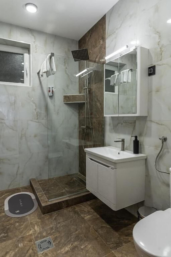 Bathroom 3, Hotel Astral, Ruma
