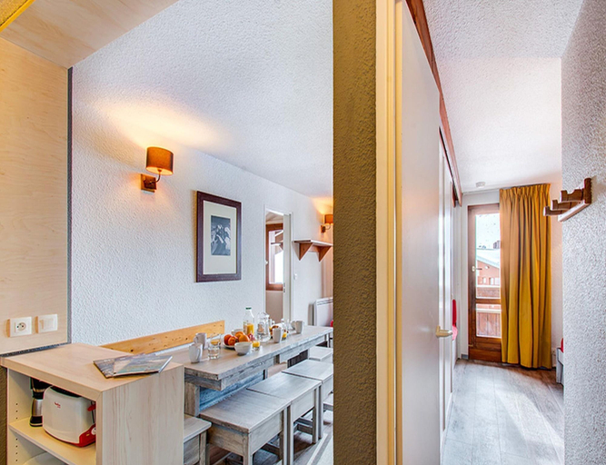 Dining 3, Spacious Ski Apartment for Six, Savoie