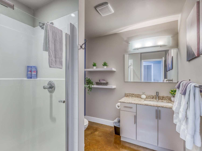 Interior 2, Stylish Condo With Balcony in Downtown Calgary, Division No. 6