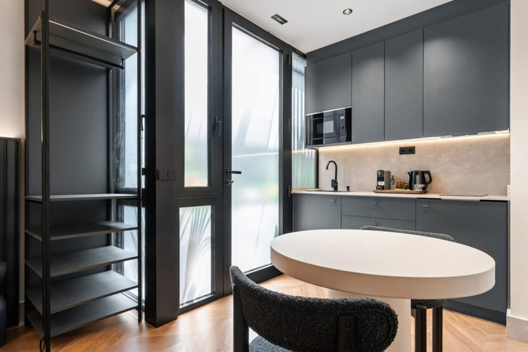 Room 4, Pac Fico Patio Suite Near Retiro, Madrid