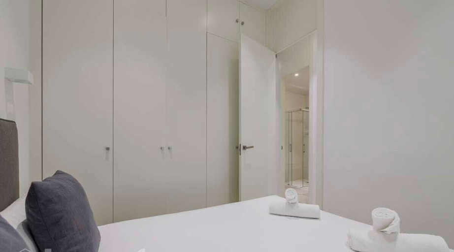 Room 5, w Warm 1BR in the Vibrant Chueca Neighborhood, Madrid