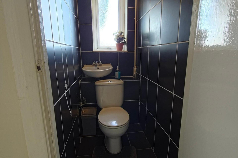 Bathroom 4, 6 Bed House Sleeps 13 - Private Garden, Bristol