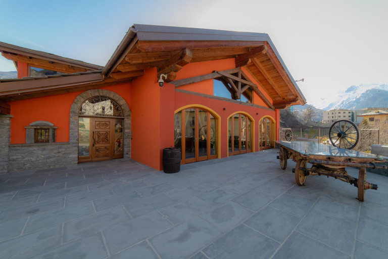 Exterior & Views