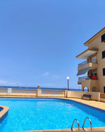 Room 2, Beachfront 3BR Condo w Pool Views Sleeps 10, Murcia