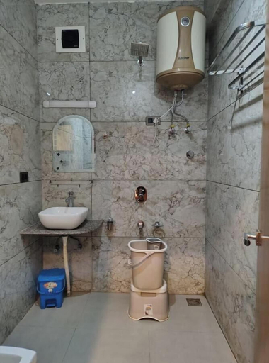 Bathroom 4, Hotel Golden Eye, Srinagar