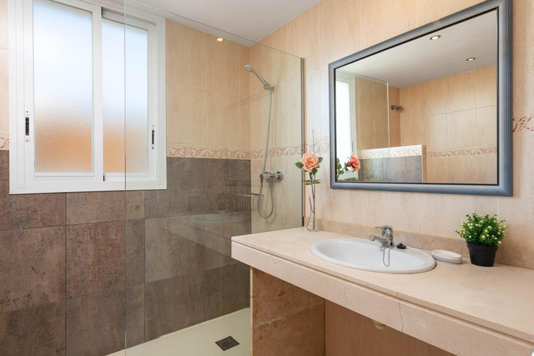 Room 3, Villa El Olivo With 3 Bedrooms and 3 Bathrooms, Baleares