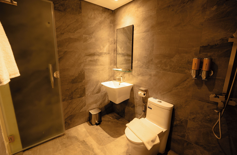 Bathroom 4, Vibe Hotel Alabang, Muntinlupa