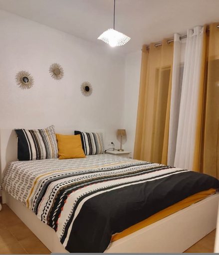 Room 5, Beachfront 3BR Condo w Pool Views Sleeps 10, Murcia