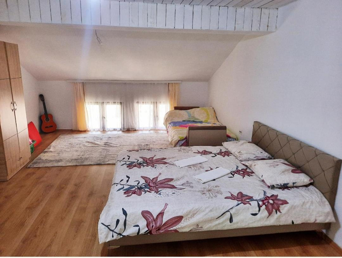 Bedroom 3, Bus Station Hostel, Peć