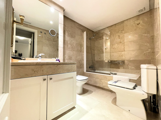 Room 2, Modern 2-bedroom Apartment With Private Underground Parking Lift Access, Málaga
