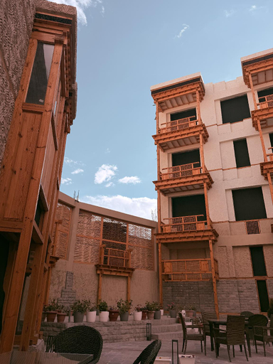 Exterior & Views