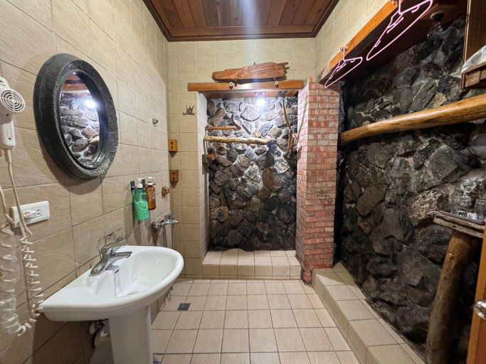 Bathroom 3, 九份山海灣民宿 I 近老街 l 海景檜木房, New Taipei City