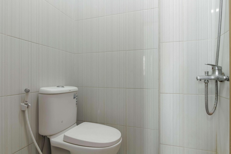 Bathroom 4, RedDoorz near Central Park Mall, West Jakarta