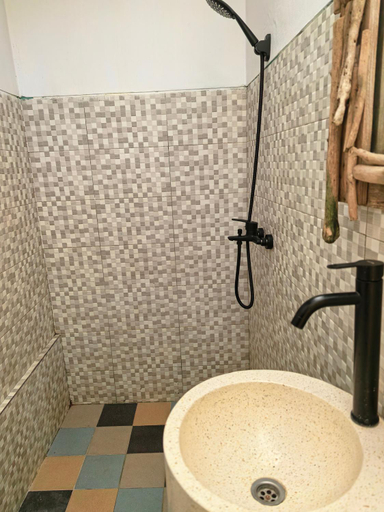 Bathroom 4, Dikaloha Surfschool and Stay, Jembrana