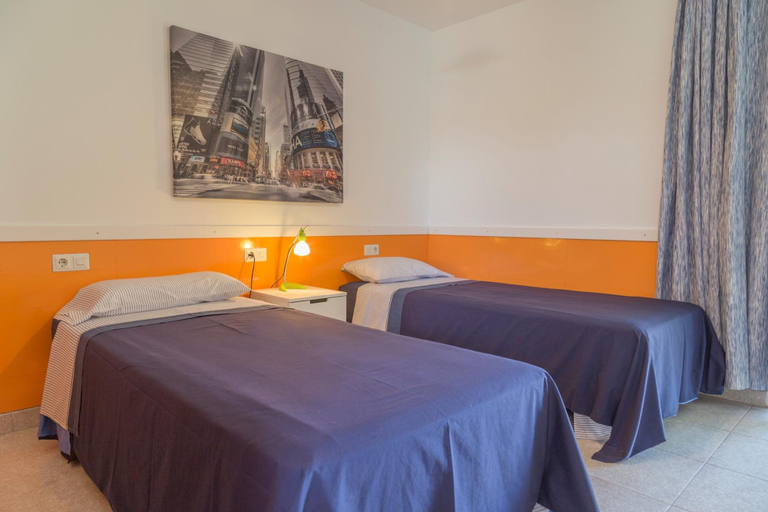 Room 2, Can Francesc Wifi BBQ Garden 200m From the Beach for 8, Baleares