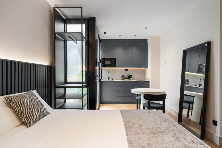 Room 1, Pac Fico Patio Suite Near Retiro, Madrid