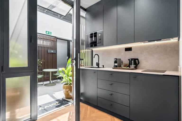 Room 3, Pac Fico Patio Suite Near Retiro, Madrid