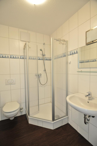 Bathroom 3, Kustenzimmer III, Rostock