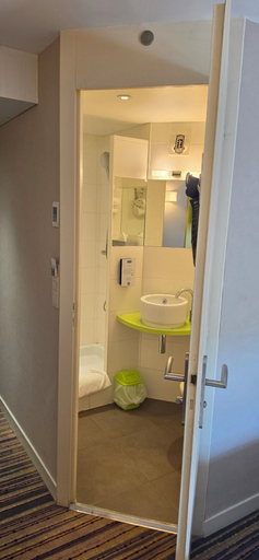 Bathroom 3, Hôtel Kyriad Lyon Est, Rhône