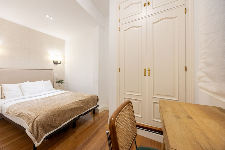 Others 4, Central Apartment in La Latina Ideal for Work or Study, Madrid