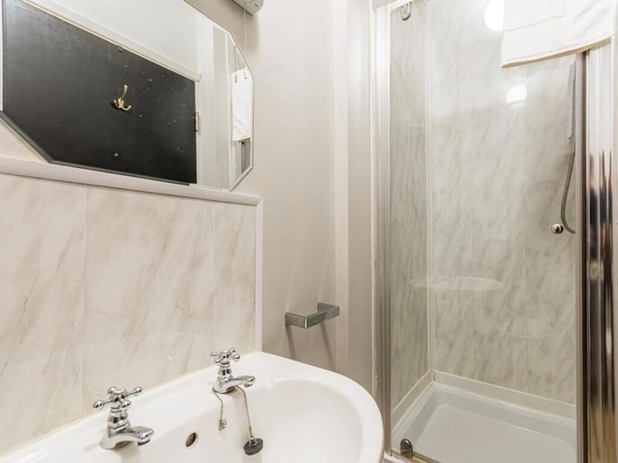 Bathroom 4, Driftwood, Lincolnshire