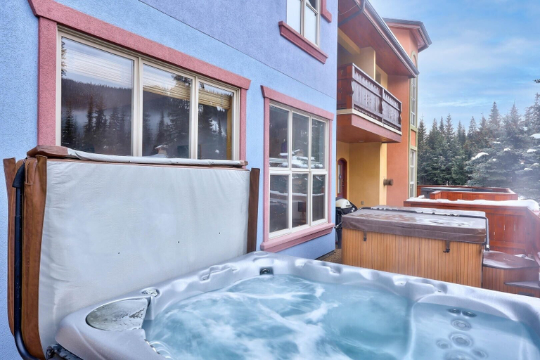 Outdoor spa tub 2, Crystal Forest #48 3 Bedroom Condo, Thompson-Nicola