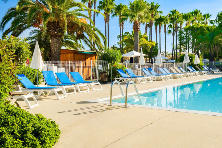 Pool 3, Chic Riverfront Stay With Balcony, Alpes-Maritimes