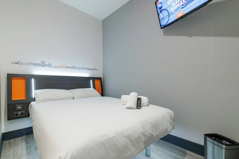 Bedroom 3, easyHotel Milton Keynes, Milton Keynes
