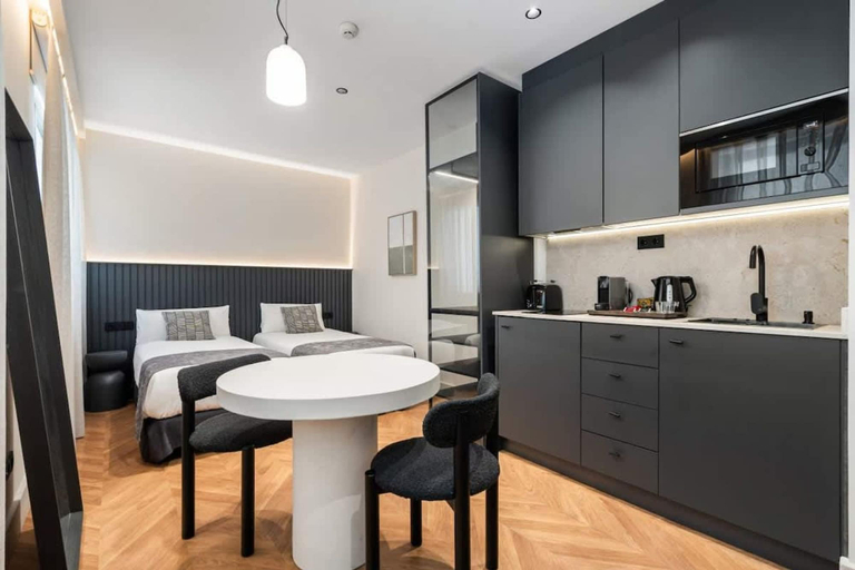Room 3, Pac Fico Deluxe King Suite Near Retiro, Madrid