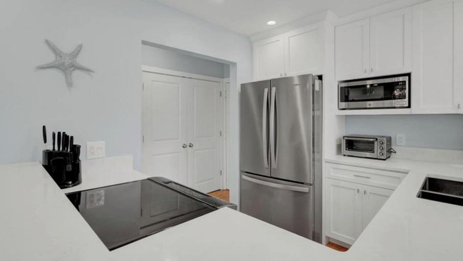 Interior 3, 7A Mariners Walk by Avantstay Walk to Beach + Pool, Charleston