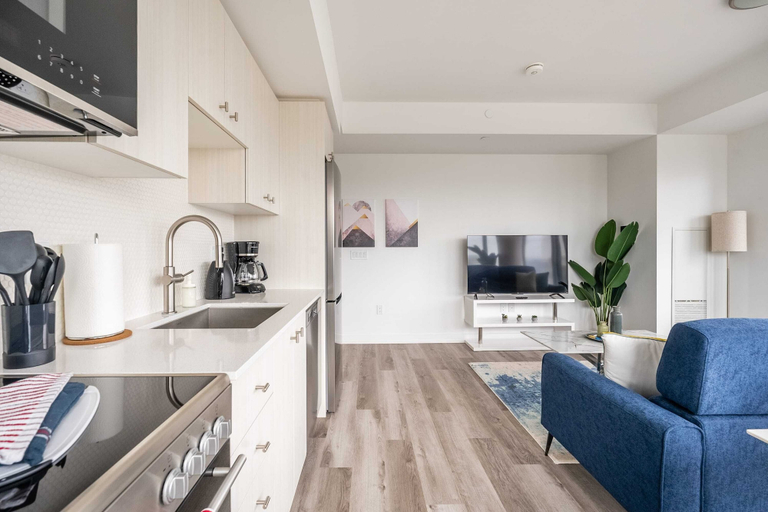 Interior 2, High Rise 1BR Condo w Balcony & Beautiful Views, Waterloo