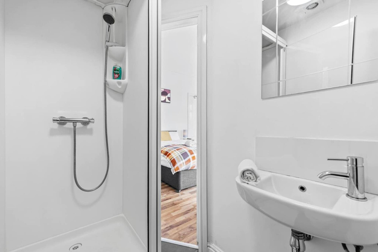 Room 5, Stylish Studio Room in Leeds Private Ensuite Street Parking, Leeds