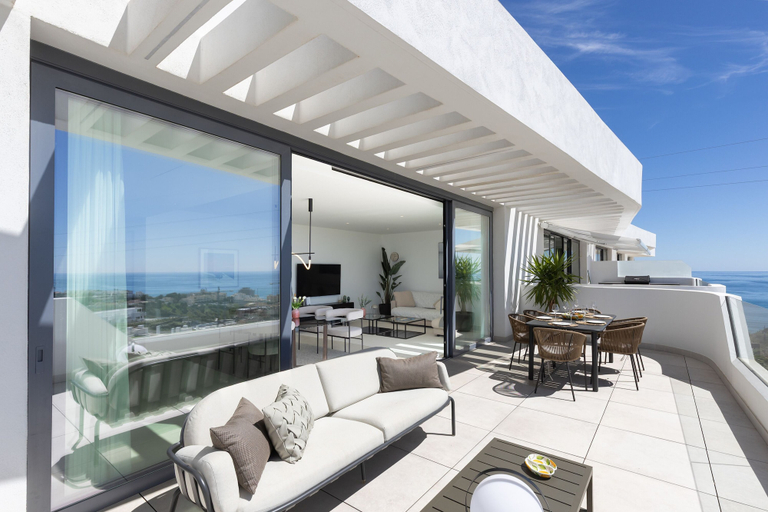 Room 5, Luxury 3-Bedroom Skyline Apartment in Higueron, Málaga