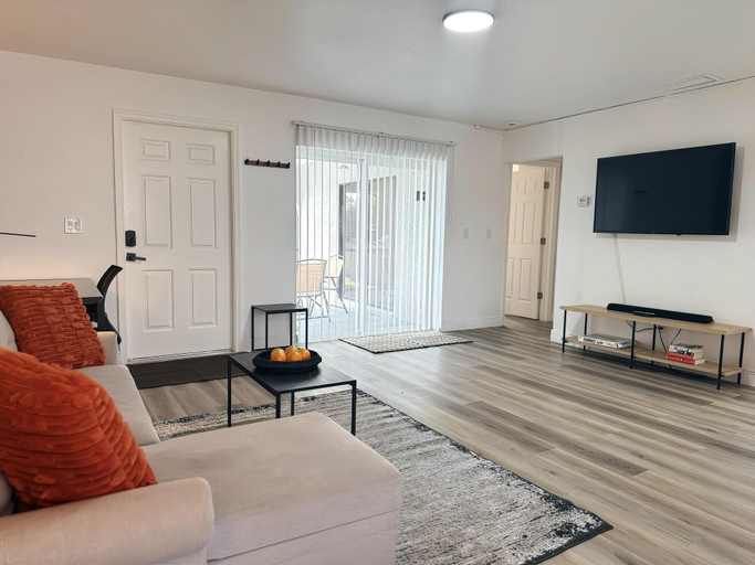 Interior 5, Coral Breeze Escape, Lee