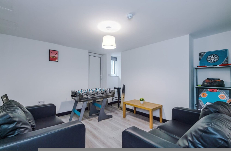Room 5, Modern Group Retreat 5BR Home for 12 Guests, Leeds