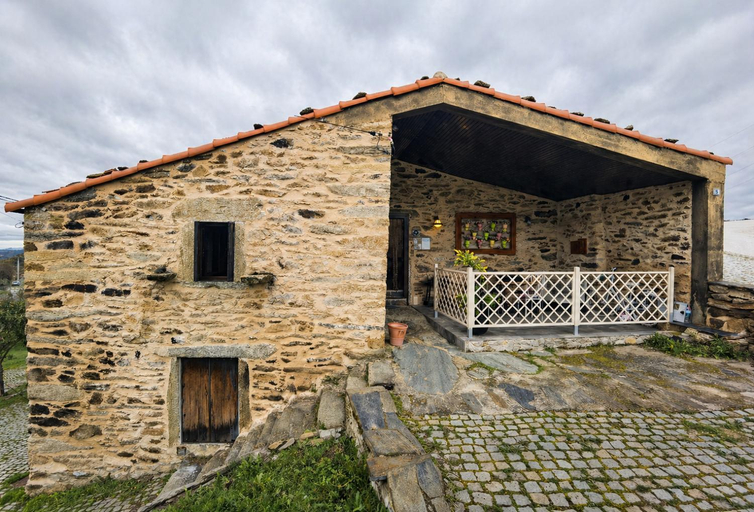 Others 3, Casas de Xisto, Mogadouro