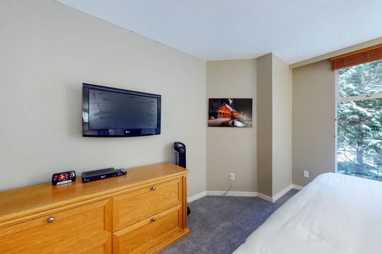 Bedroom 2, Woodrun Lodge by Whistler Premier, Squamish-Lillooet