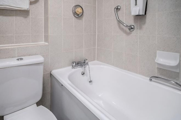 Bathroom, Airport Hotel Manchester, Manchester