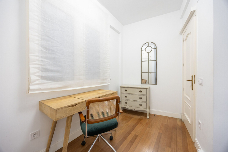Others 3, Central Apartment in La Latina Ideal for Work or Study, Madrid