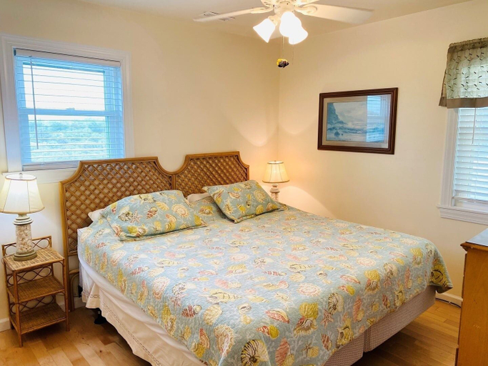 Room 3, Serenity Now 3 Bedroom Home by RedAwning, Brunswick