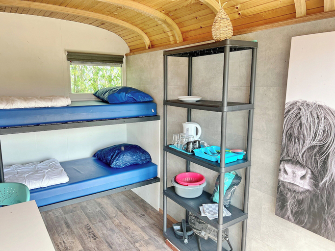 Room 5, Tiny Couples Wagon on the Lakeside