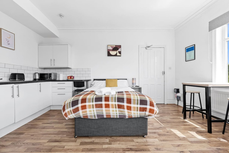 Room 2, Stylish Studio Room in Leeds Private Ensuite Street Parking, Leeds