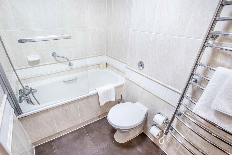 Bathroom 3, The Grosvenor Hotel, Warwickshire