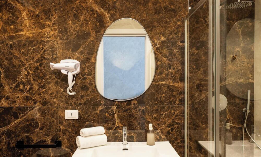 Bathroom 3, Barirooms - Lungomare, Bari