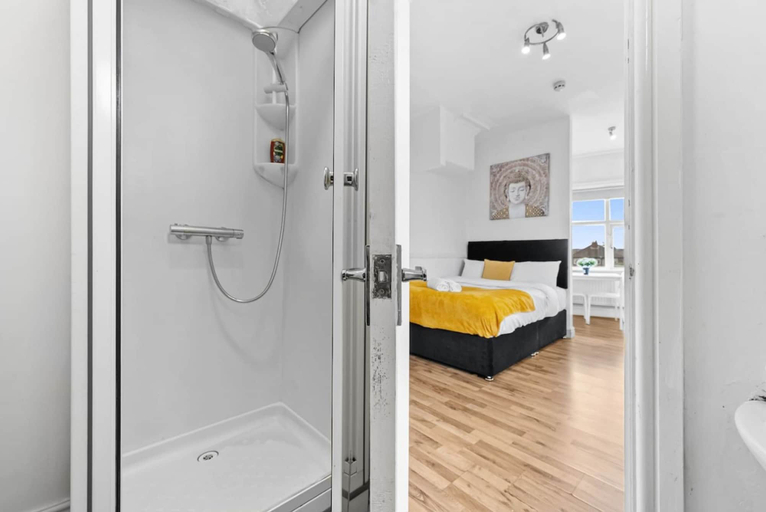 Room 3, Comfort Studio Leeds Ideal for Work Study Street Parking, Leeds