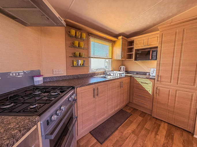 Others 4, Great 6 Berth Caravan With Decking By The Beach In Suffolk Ref 40023Nd, Suffolk