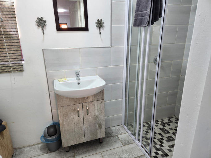 Bathroom 2, Lafenis Selfsorg, Frances Baard